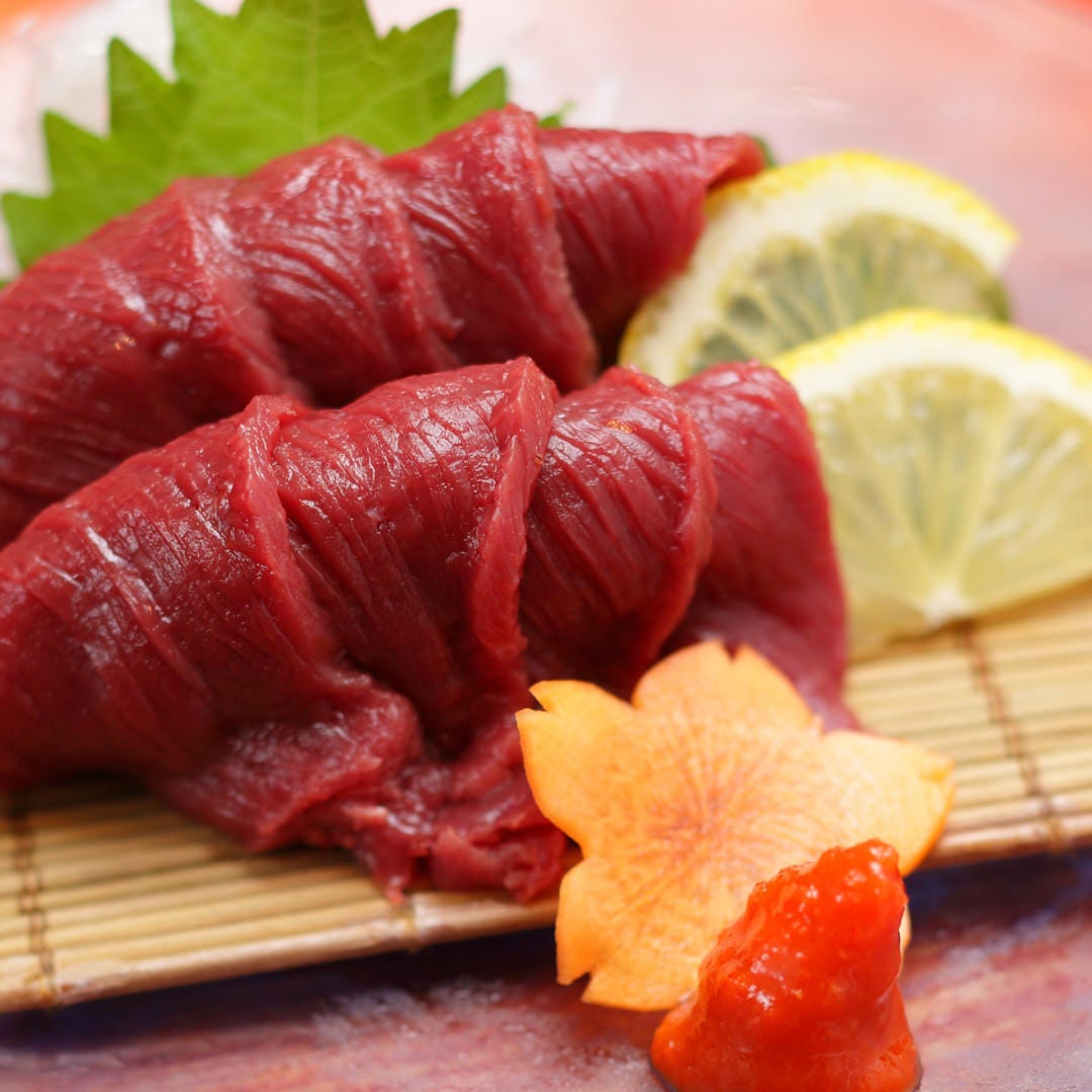 会津名産・馬刺しは口の中でとろけてしまう肉厚の桜肉を使用