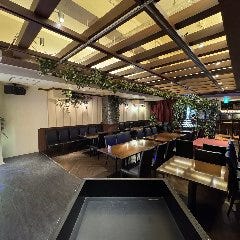 ちょっとしたステージや司会台、プロジェクターも使い放題！
