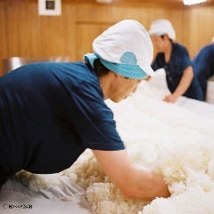 蔵人は長年培った技術をもとに最高の酒造りを目指しています。