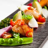 合鴨ロースパストラミと季節の野菜のサラダ