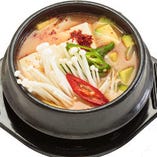 本場韓国家庭料理の味が愉しめる一品料理も豊富に取り揃え