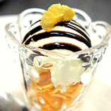 【アイスクリーム】トッピングソース５種類…チョコレート、ストロベリー、カシス、ピーチ、グレープフルーツからお選びください♪