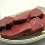 【牛レバー】鹿児島黒毛和牛のレバー(肝臓)です。じっくり火を通すと濃厚な味わいで本当においしい!!しょうゆダレで食べるのがオススメです!!