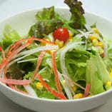 【喜丁サラダ】新メニュー!!野菜たっぷりのグリーンサラダです。オリジナルのフレンチドレッシングでどうぞ♪