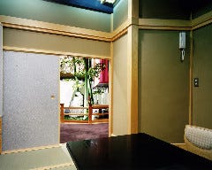 旬を楽しむ懐石ご宴会×全室個室 日本料理あきない　天王町_室内から入り口を見た様子