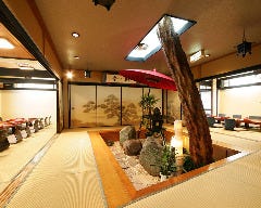 旬を楽しむ懐石ご宴会×全室個室 日本料理あきない　天王町_日本庭園をイメージし、ぐるりと囲むように座敷個室が