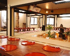 旬を楽しむ懐石ご宴会×全室個室 日本料理あきない　天王町_日本庭園をイメージした箱庭を囲むように配置した和室