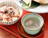 お祝いのお席に赤飯や桜湯をご用意