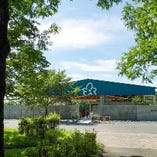 鶴見緑地公園の中央・大池のほとりに佇む「BOTANICAL HOUSE」