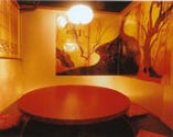 京都の茶室をイメージした個室
丸テーブルが印象的