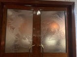海の神ポセイドンと人魚の描かれたエッチングガラス。キャビンルームに通じる扉にあります。