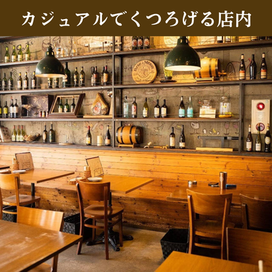 炭焼ワイン酒場 Sante(サンテ)_落ち着いた雰囲気の店内で楽しむ