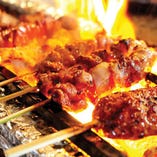 【カウンター前で豪快に焼き上げます】お肉の他にも、旬野菜も炭火で！