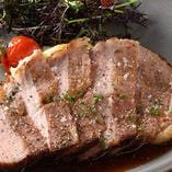 【熟成豚肩ロースのステーキ】旨味の濃い豚肩ロースを低温調理＋じっくり炭焼！