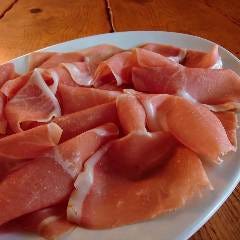 皿いっぱいの生ハム