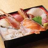 お寿司から人気の逸品料理、お酒のあてもお持ち帰りできます！