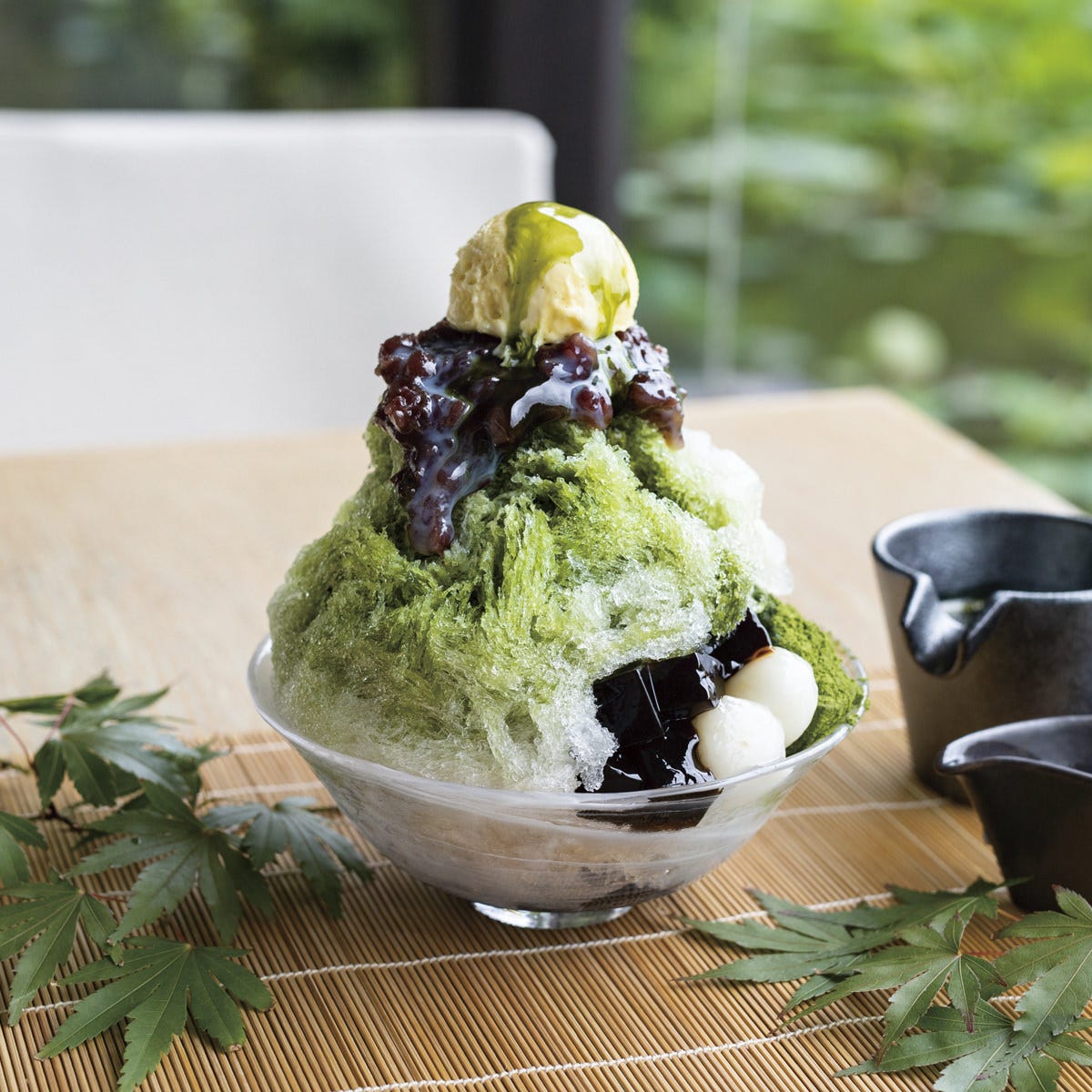 お皿に盛られた「かき氷 抹茶小豆＋トッピング」