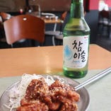 ドラマでよく見かける緑のボトルの韓国焼酎は、キムチやヤンニョムチキンなど人気メニューと共に！