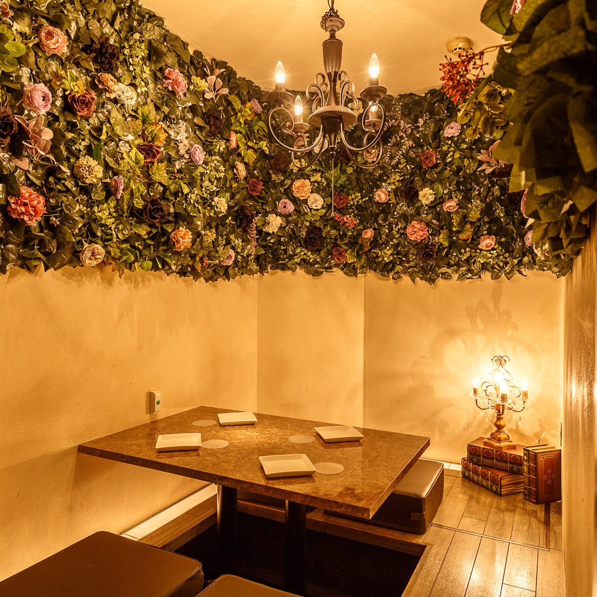 緑を基調とした、MeatCheese Ark2nd 新宿店の内装