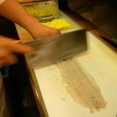 活鮨 魚發（はつ） 神戸三宮_毎日新鮮な鱧を職人の技で骨切りしています。