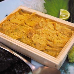 活鮨 魚發（はつ） 神戸三宮_【ウニのあて】
淡路の由良ウニはミヨウバン等添加物の少なく、甘みが感じられて味わった余韻が最高。当店では堪能していただくために、板一枚で提供しています。塩味だけで召し上がっていただくために韓国海苔で包んでどうぞ！また厳選した北海道産のものも在庫しています。こちらは濃厚な味わいが楽しめます。