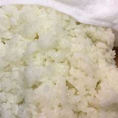 活鮨 魚發（はつ） 神戸三宮_【こだわりのシャリ】
シャリは岩手県産ひとめぼれを使用し、独自の水で炊き上げ、千鳥酢ベースで合わせます。時間が経っても硬くならないのが自慢です。口の中でほろっとほどけるような味わいをご堪能ください。