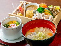 月間の人気メニュー 黒豚の野菜蒸しセット