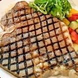 ステーキは、肉の旨味が凝縮されたジューシーな味わいに。