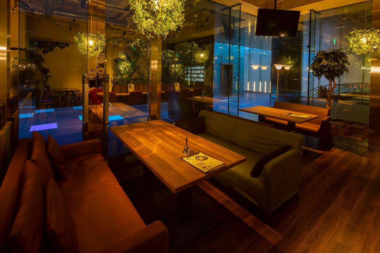 ベージュを基調とした、Botanical Garden SARU Cafeのソファ席