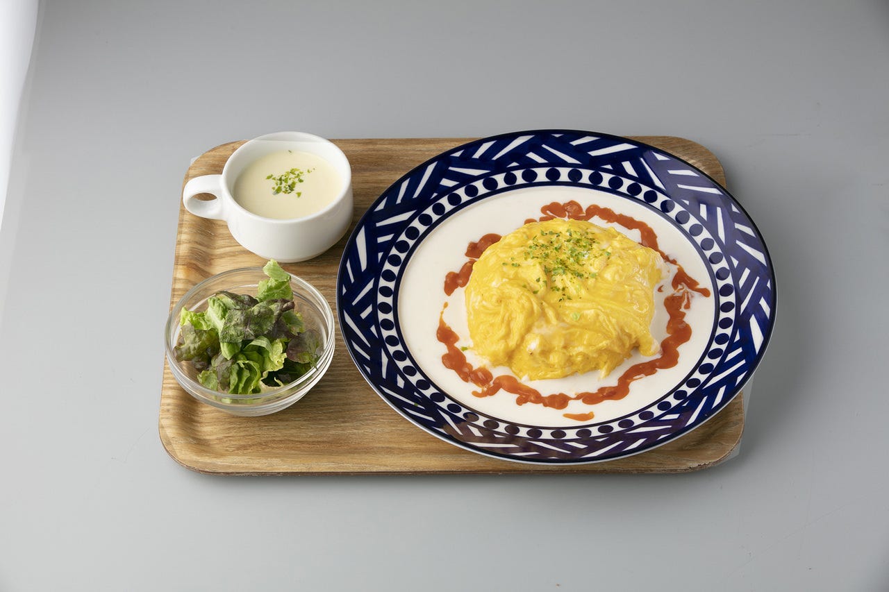 海老とあさりのオムライスとスープ、サラダがベージュのトレーに置かれた様子