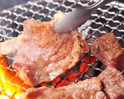 備長炭で丁寧に焼き上げ上質な肉の旨味を最大限に活かします