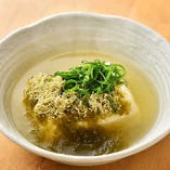 しっかり味が染みた豆腐を浮かべ、おぼろ昆布をこんもりと、青ネギをパラッとかけた関西風湯豆腐