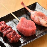 串カツと言えばお肉が主役。肉厚でやわらかな豚ヘレ、程よくサシがのったハラミ、コリコリ食感が楽しいチューリップの王道3種