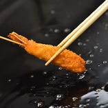 串カツのために特注した粗めのパン粉をつけ、100%植物油に泳がして、さらりと軽い揚げあがりに