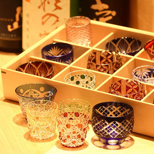美しいグラスとともに日本酒をお楽しみください。