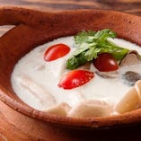 トムカーガイ(鶏肉とココナッツミルクのスープ)