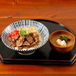 がっつけ肉丼（味噌汁付き）ご飯大盛り無料！