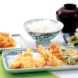 旬のお野菜を使用した天ぷら膳を豊富にご用意。季節の食材をふんだんに使用したお料理をお愉しみいただけます。その日仕入れたおすすめの逸品は、時には珍しい魚も・・・。気になる方は係の者にお尋ねください。