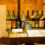 ずらりと並んだ日本酒から、お好きなものをお選びください