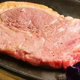 【和牛】
ボリューム満点の肉厚なサーロインステーキ