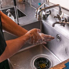 【1】石鹸と流水でこまめな手洗いを徹底