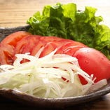 トマトとオニオンのシンプルサラダ