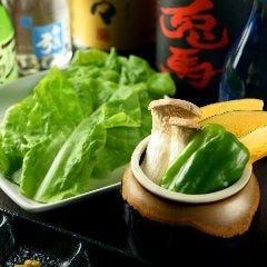 専属の農家さんより仕入れる新鮮なサンチュはシャキシャキ感が◎