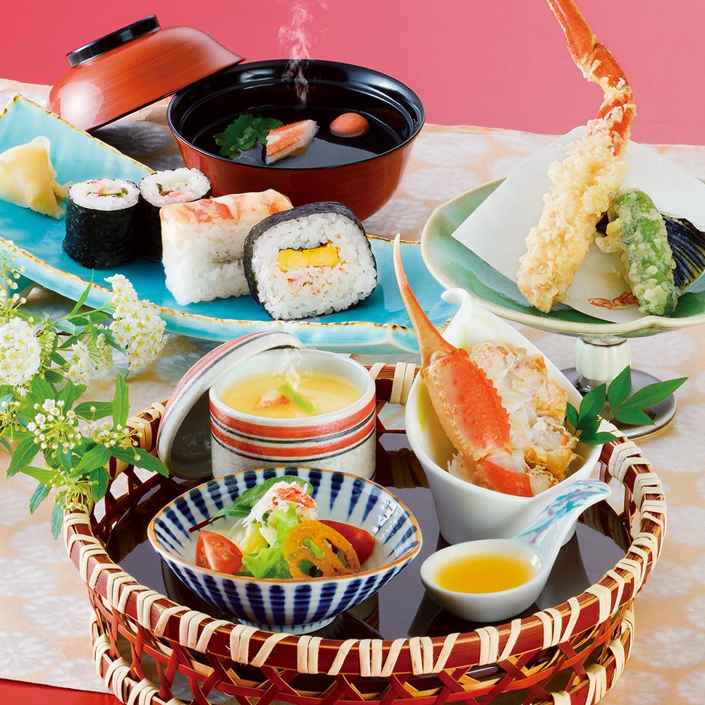 姫花（ひめか）籠盛り、かに天ぷら、かに寿司をお楽しみ頂けるお昼のかに御膳。