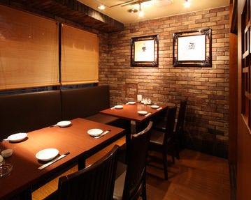 テーブルにお皿が置かれた福盈門 鶴見本店の内観