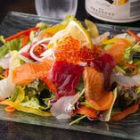 魚三蔵特製の海鮮をふんだんに使用したスペシャルサラダです。北海道から仕入れた有機野菜が、新鮮な魚介と合わさり最高の料理と早変わりします。