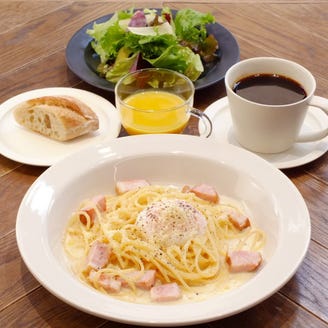The Rally Table 渋谷 メニュー 燻製ベーコンと温度卵のカルボナーラ Carbonara With Smoked Bacon Soft Boiled Egg ぐるなび