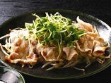 【黒豚ともやしの鉄板しゃぶしゃぶ】霧島高原豚バラ肉ともやしを蒸し焼きに、したヘルシーな一品。ポン酢でお召し上がり下さい。