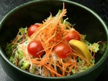 【莢サラダ】自家製の激ウマ「味噌ドレッシング」が大好評の和風サラダです。