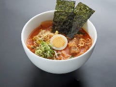 喉越しとスープの絡みが良い細打ち麺使用「カルビラーメン